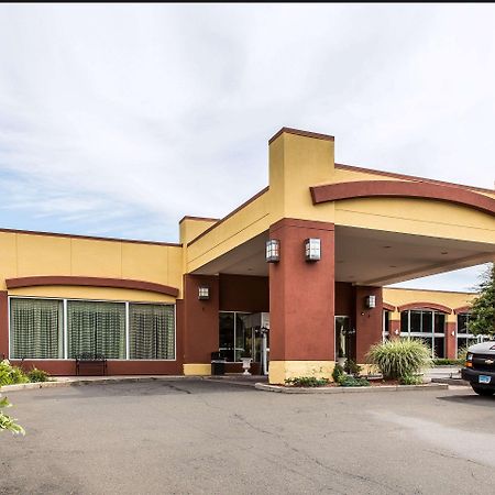 Clarion Hotel & Suites Hamden-New Haven Экстерьер фото