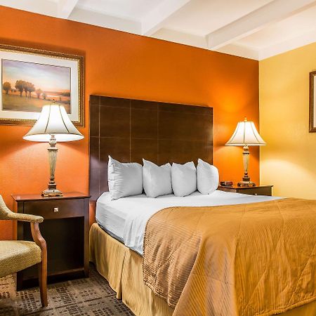 Clarion Hotel & Suites Hamden-New Haven Экстерьер фото