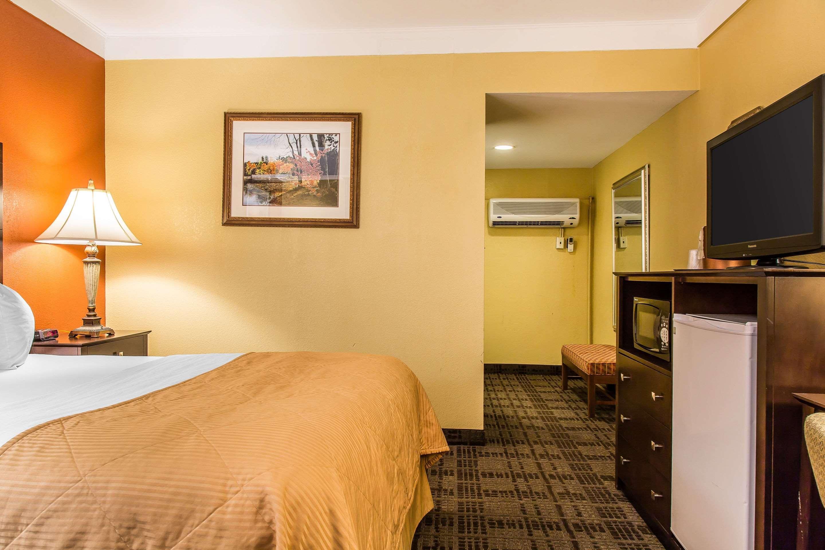 Clarion Hotel & Suites Hamden-New Haven Экстерьер фото