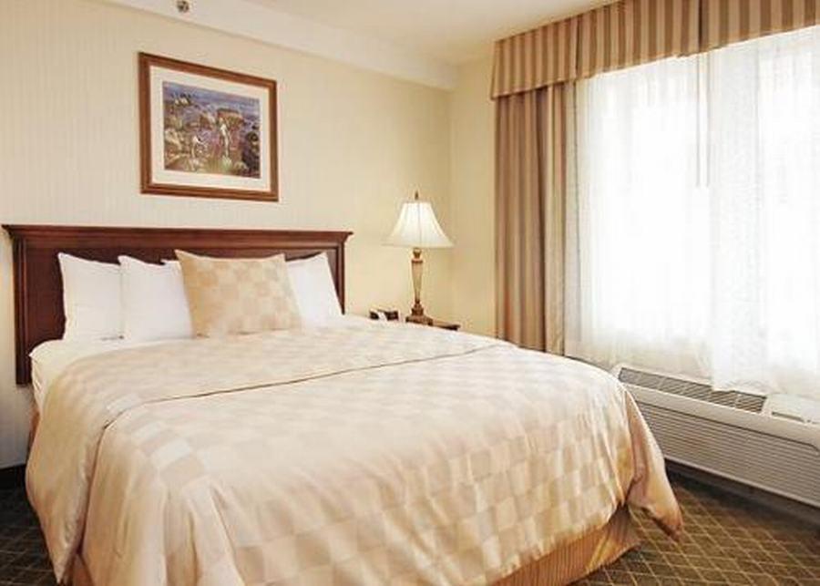 Clarion Hotel & Suites Hamden-New Haven Номер фото
