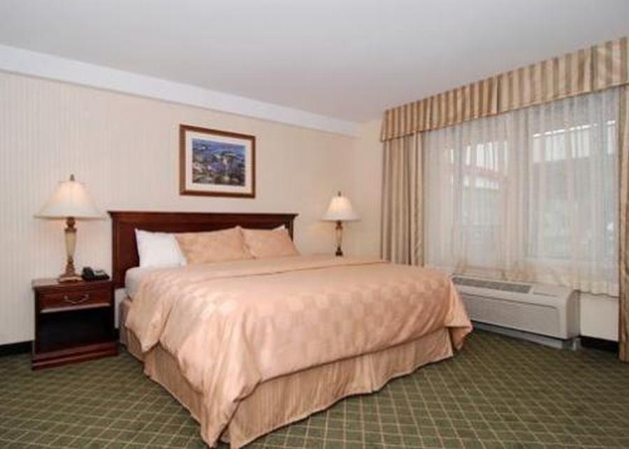 Clarion Hotel & Suites Hamden-New Haven Экстерьер фото