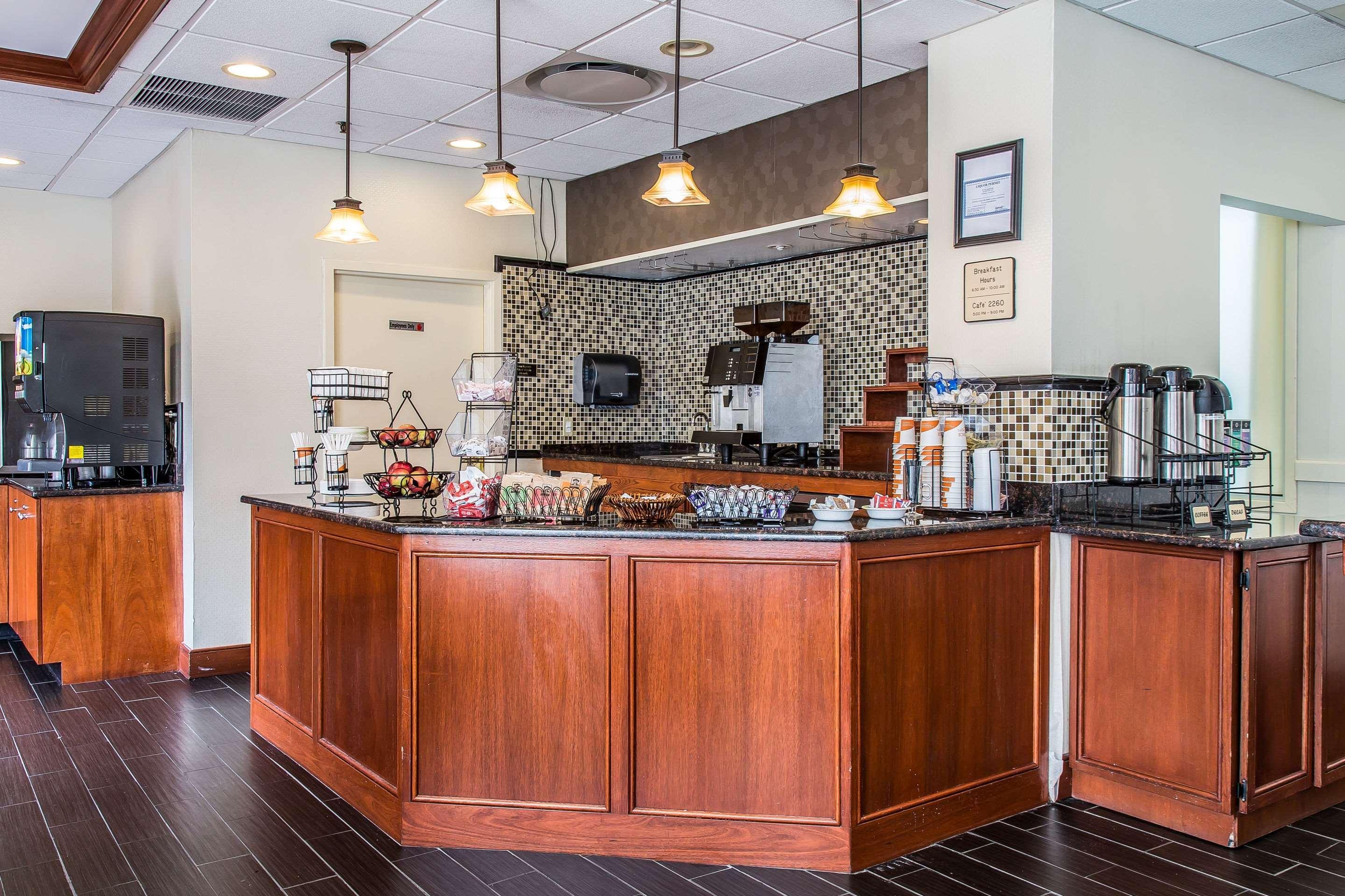 Clarion Hotel & Suites Hamden-New Haven Экстерьер фото