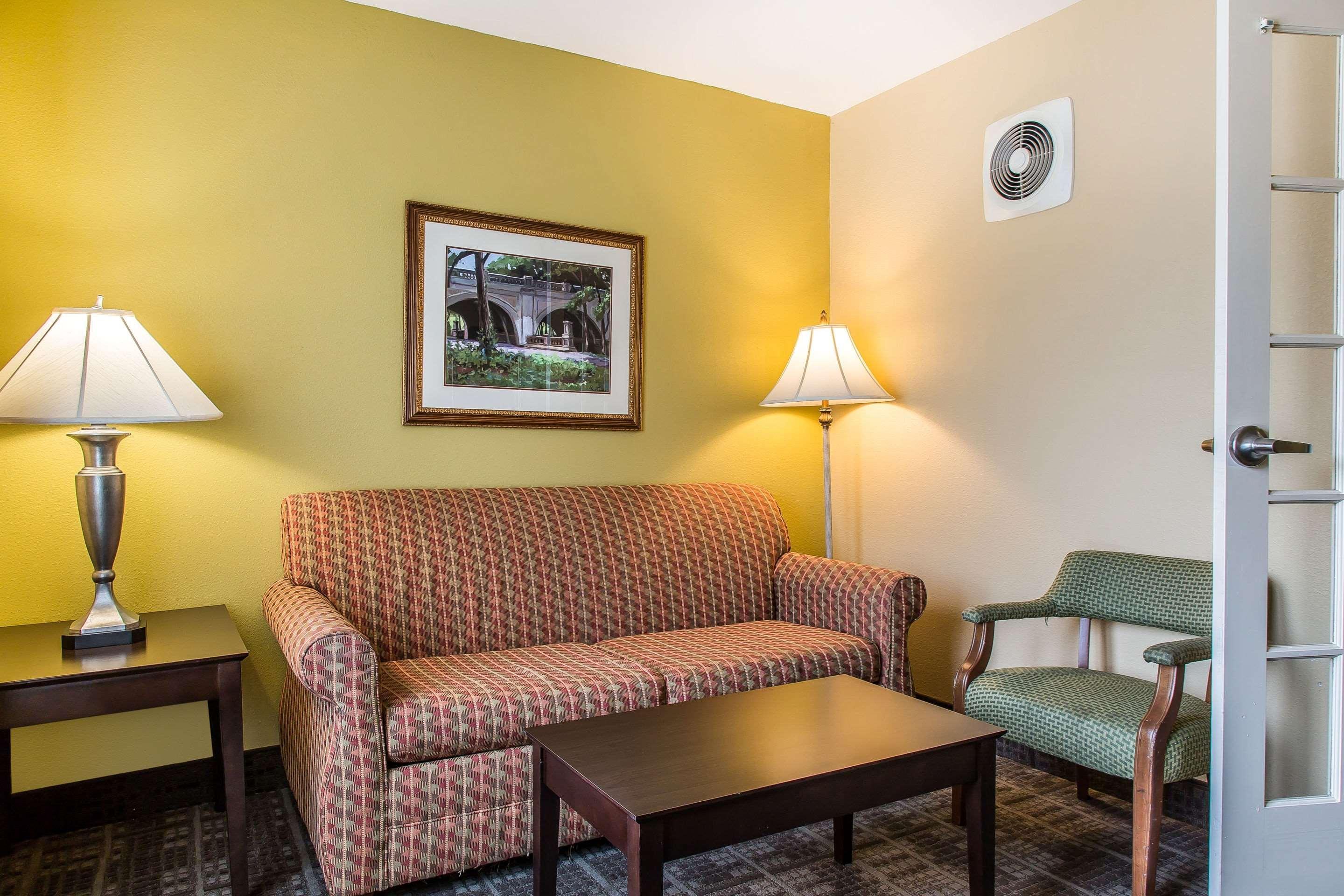Clarion Hotel & Suites Hamden-New Haven Экстерьер фото