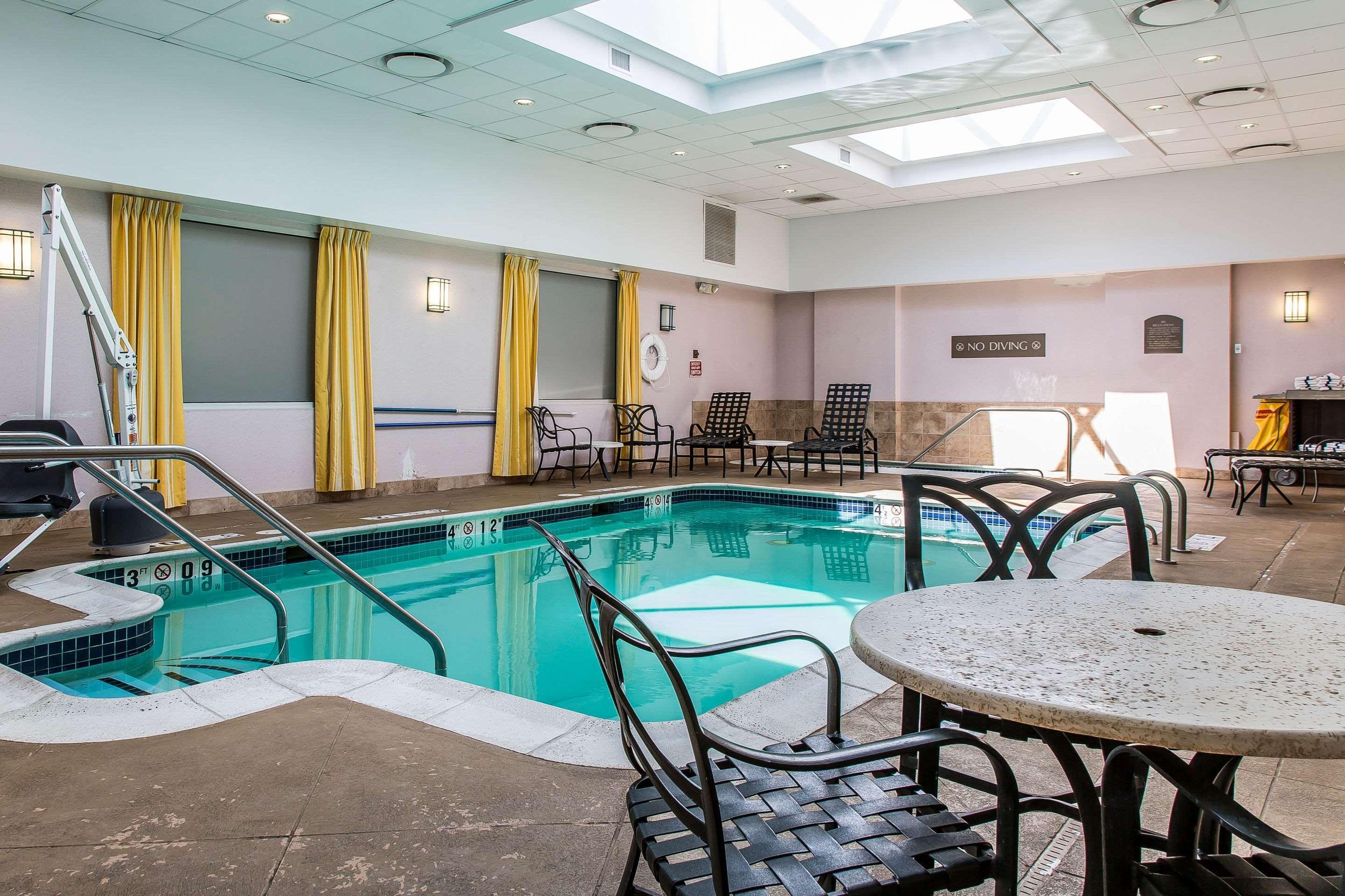 Clarion Hotel & Suites Hamden-New Haven Экстерьер фото