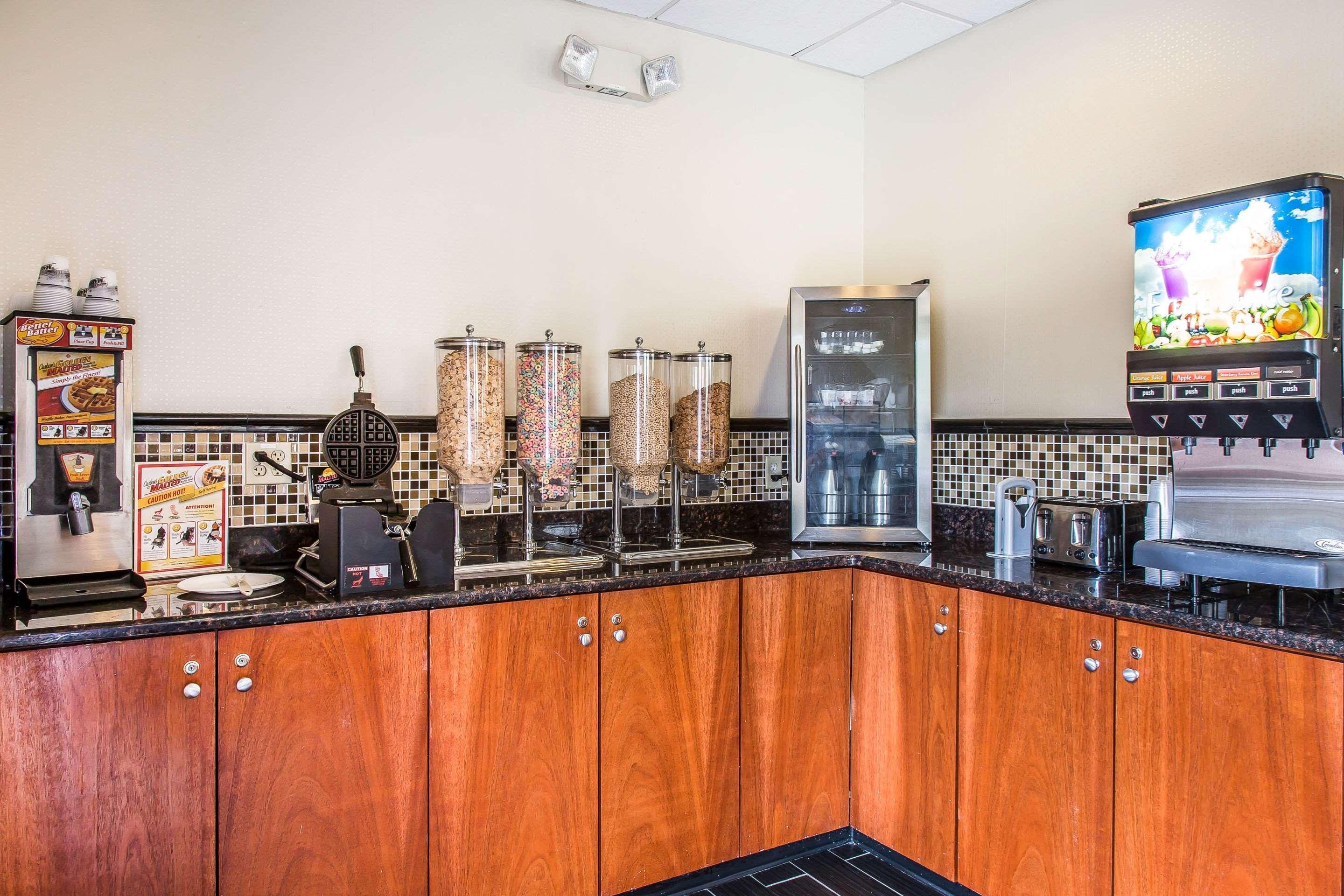 Clarion Hotel & Suites Hamden-New Haven Экстерьер фото