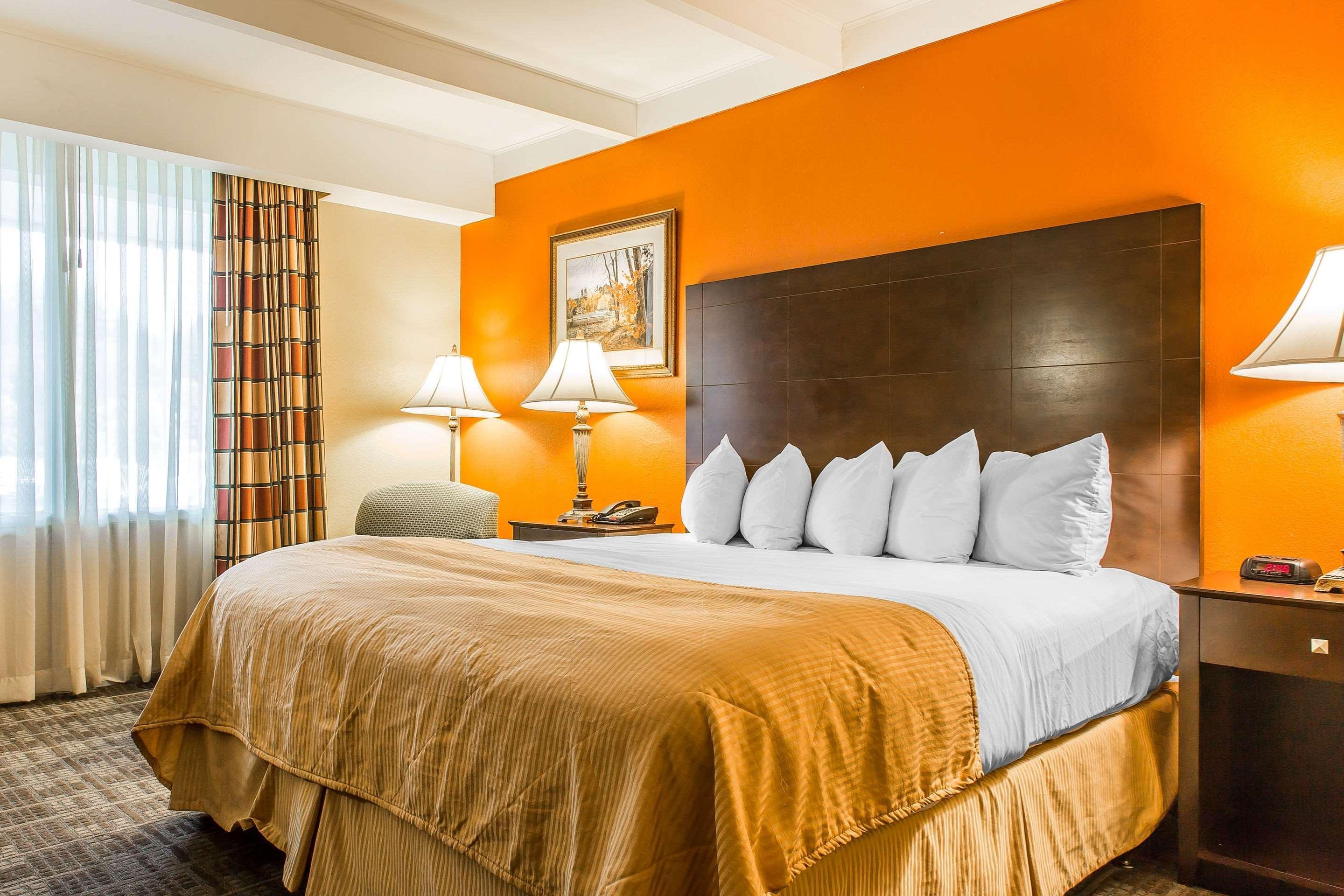 Clarion Hotel & Suites Hamden-New Haven Экстерьер фото