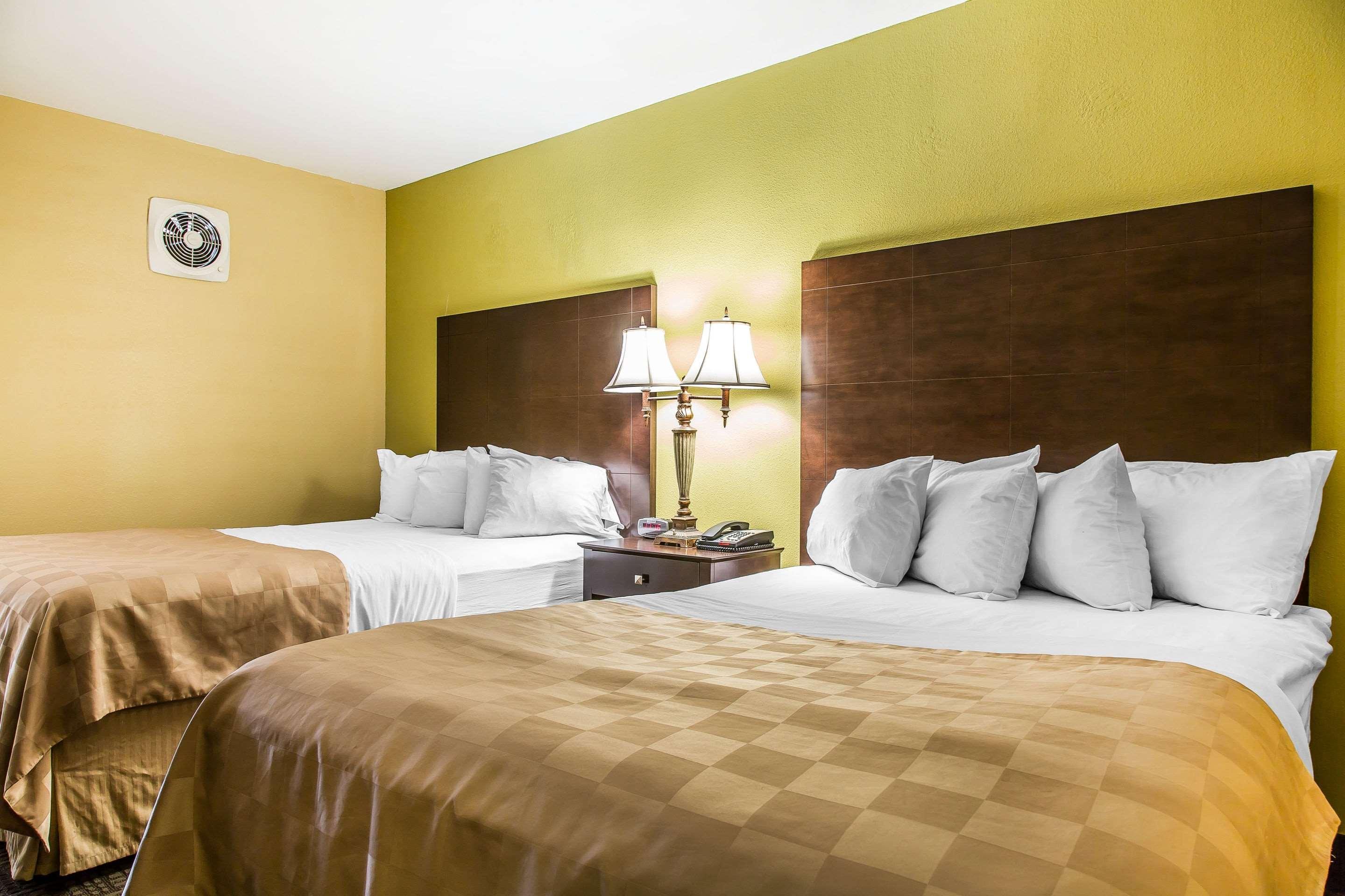 Clarion Hotel & Suites Hamden-New Haven Экстерьер фото