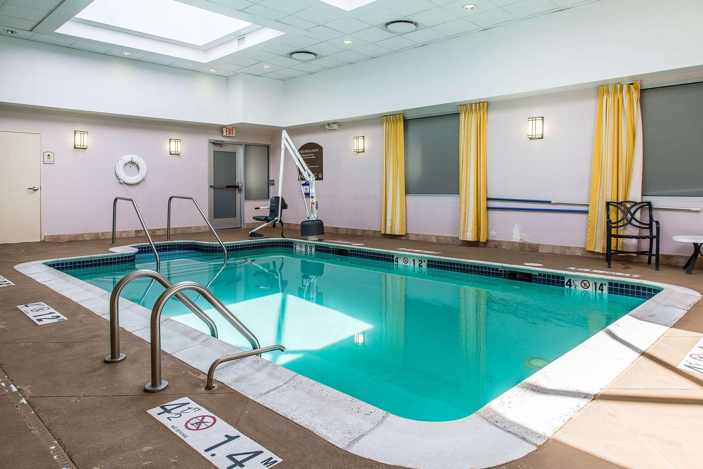 Clarion Hotel & Suites Hamden-New Haven Экстерьер фото