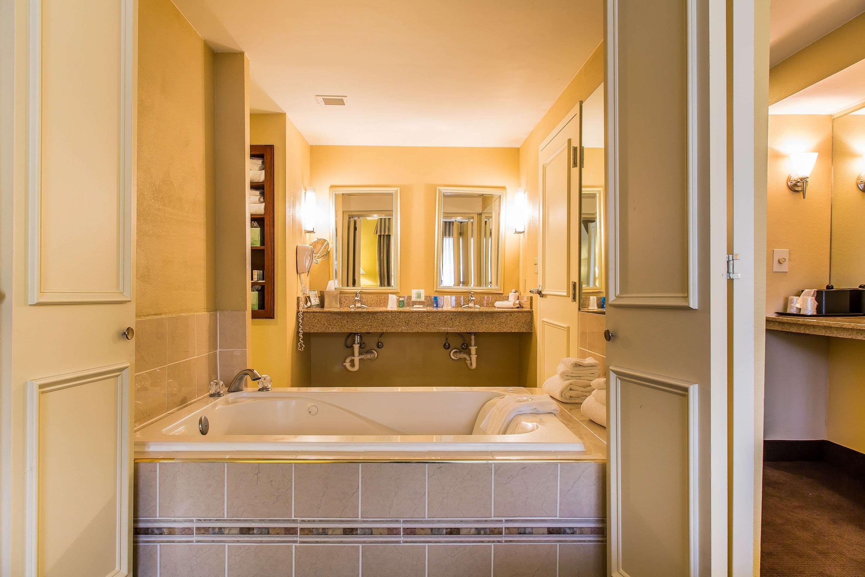 Clarion Hotel & Suites Hamden-New Haven Экстерьер фото