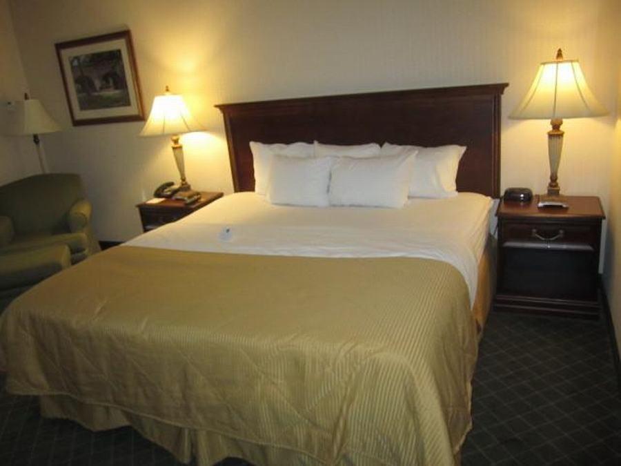 Clarion Hotel & Suites Hamden-New Haven Экстерьер фото