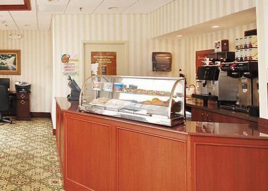 Clarion Hotel & Suites Hamden-New Haven Экстерьер фото