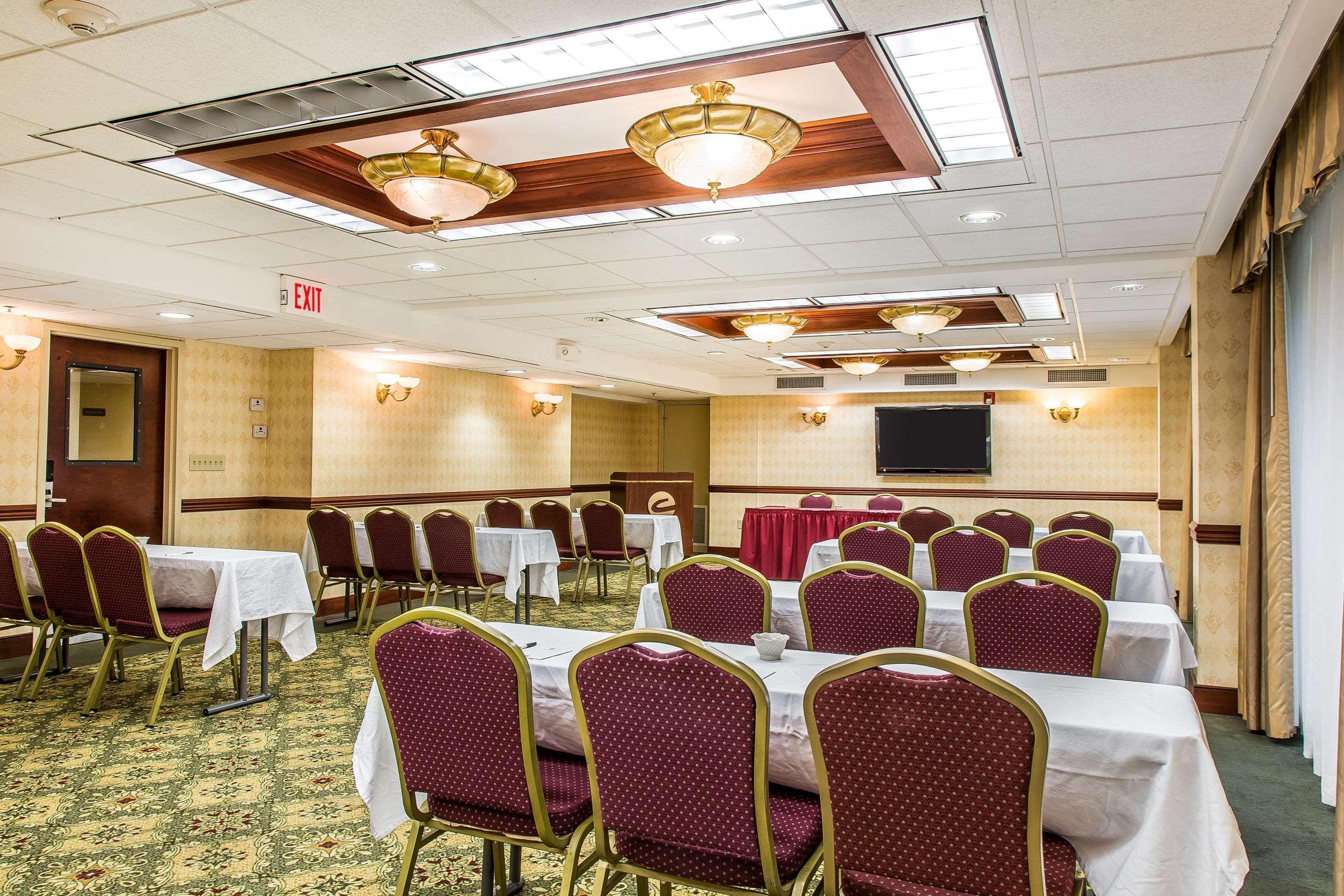 Clarion Hotel & Suites Hamden-New Haven Экстерьер фото