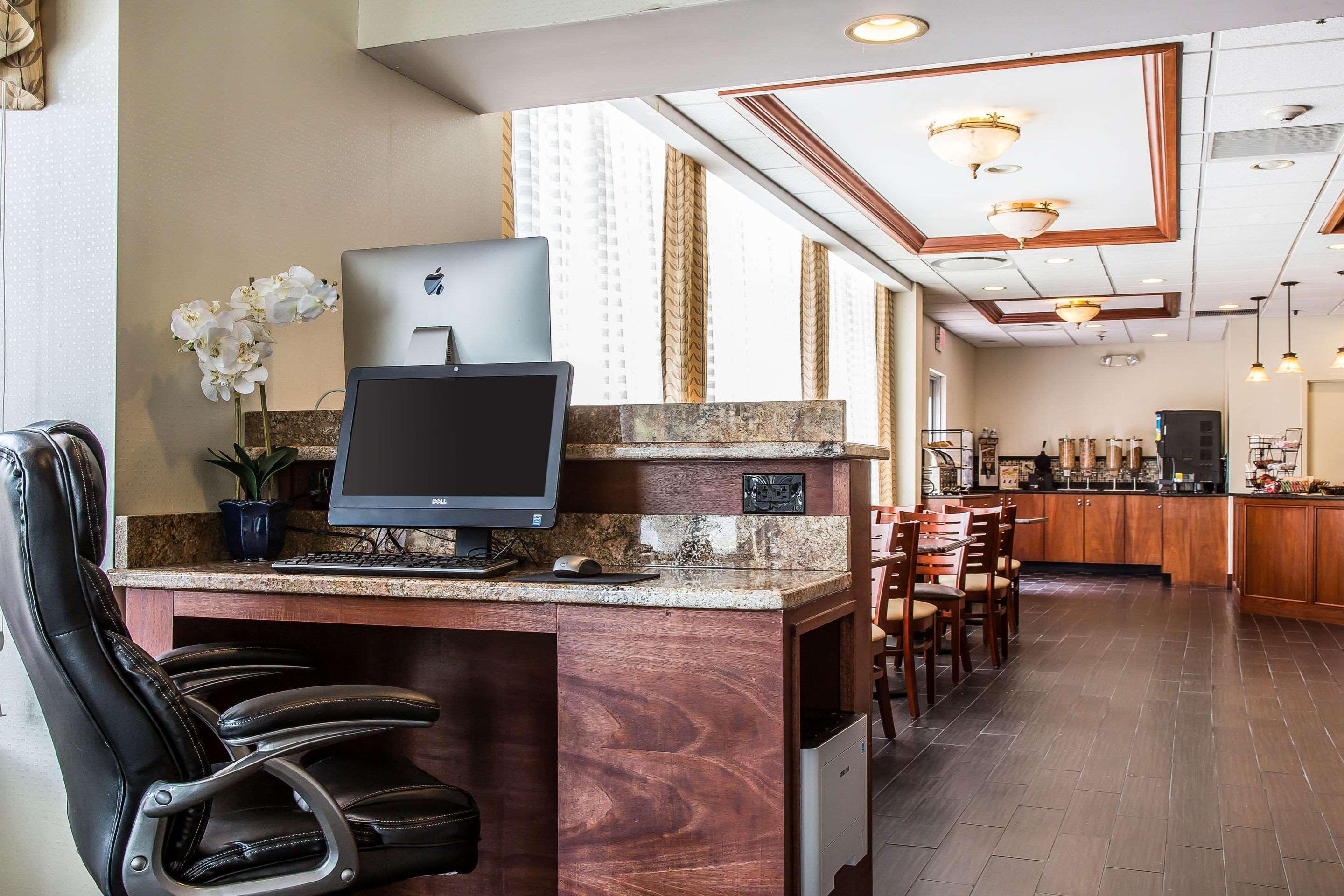 Clarion Hotel & Suites Hamden-New Haven Экстерьер фото