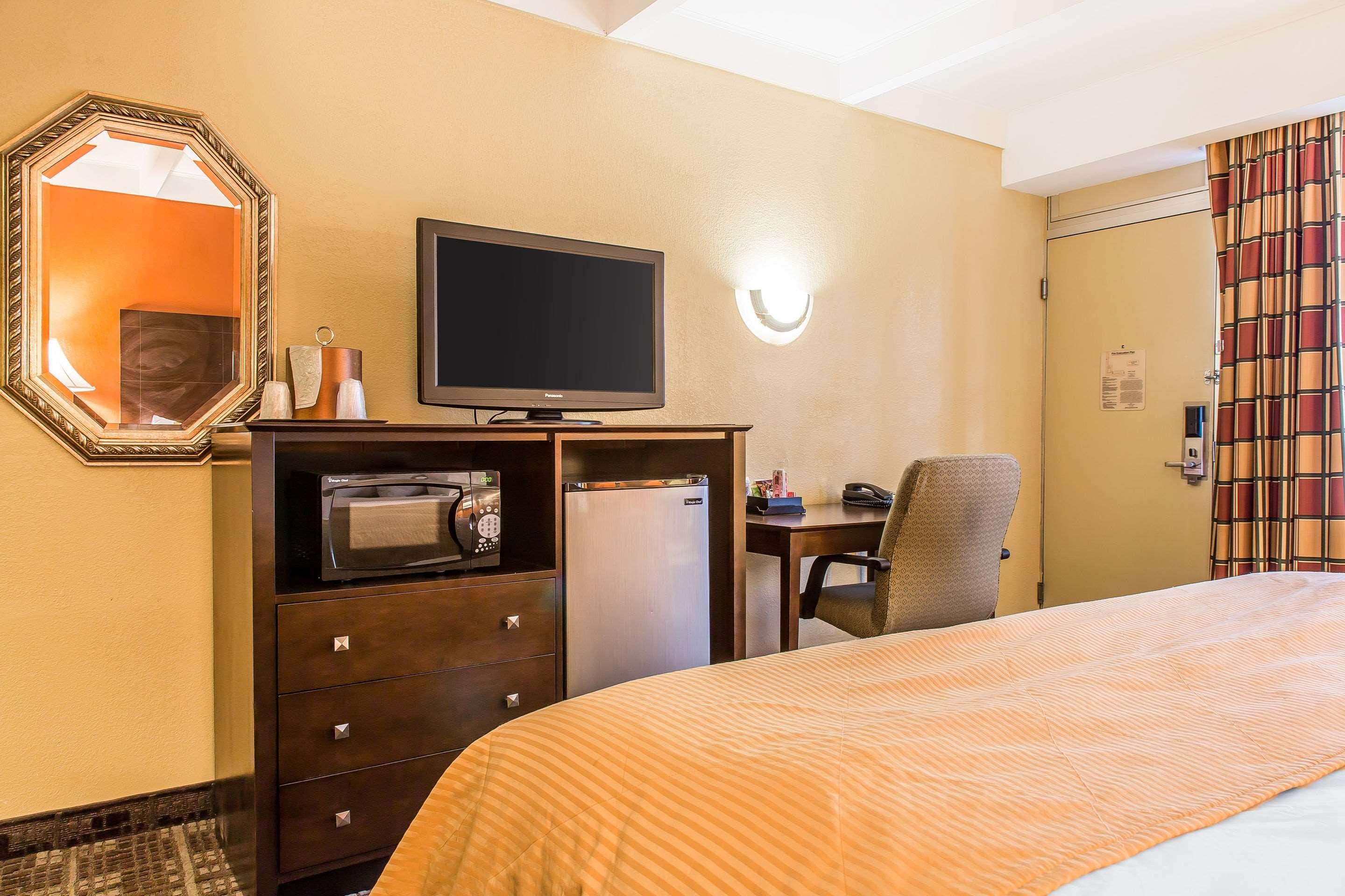 Clarion Hotel & Suites Hamden-New Haven Экстерьер фото