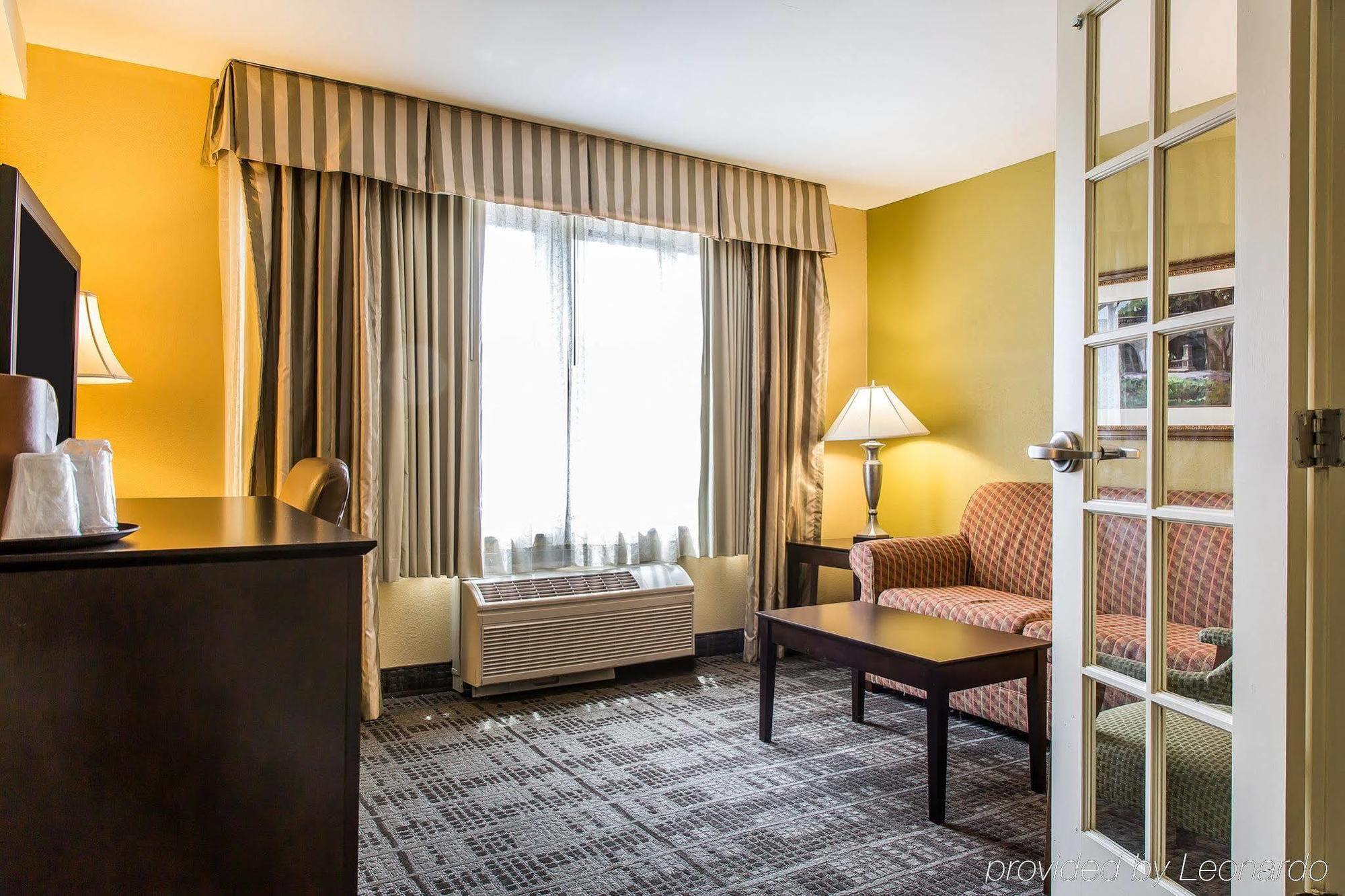 Clarion Hotel & Suites Hamden-New Haven Экстерьер фото
